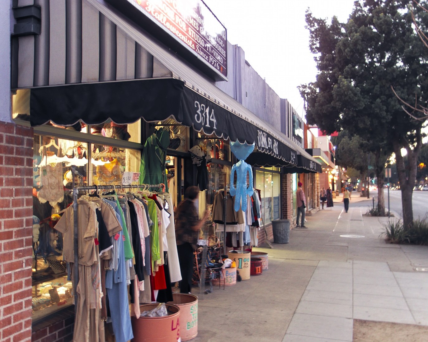 Magnolia Park vintage shop · Wikimedia Commons